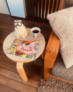 私の好きな場所、そふぁーに座って、コーヒーを飲みながら、お笑い雑誌を読む